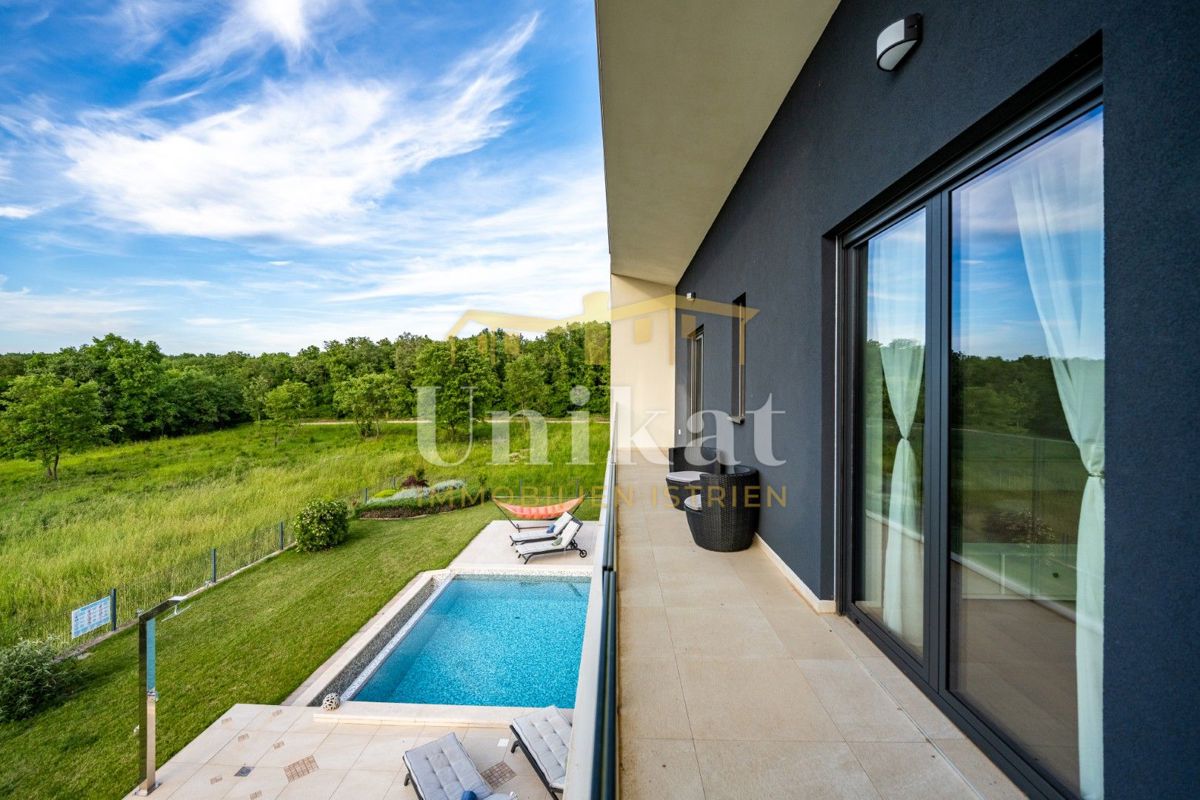 Luksuzna hiša z garažo v kleti - 3 km do morja